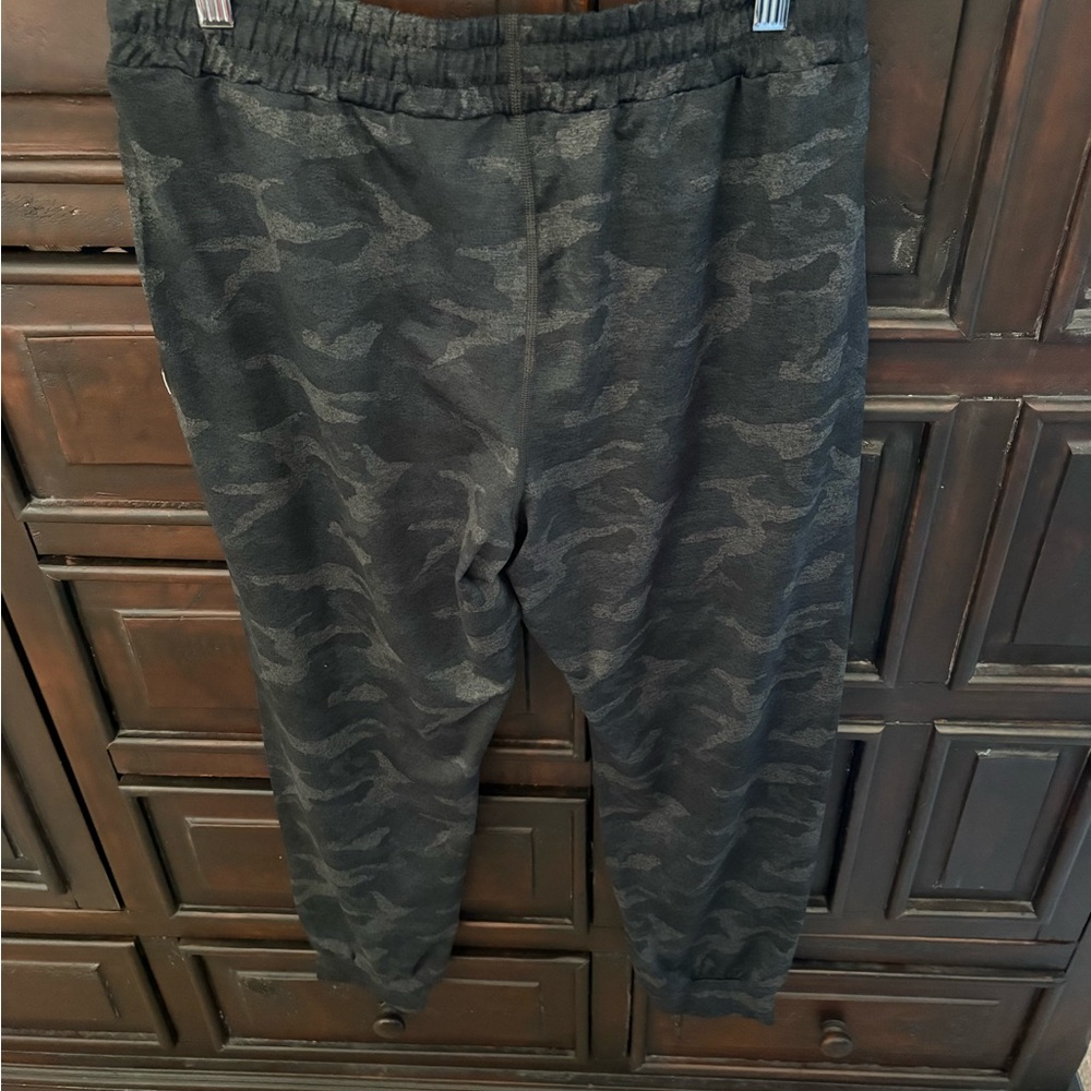 NWOT: Vuori Women's Performance Black Camouflage Jogger Pants- Size Medium - Picture 3 of 5